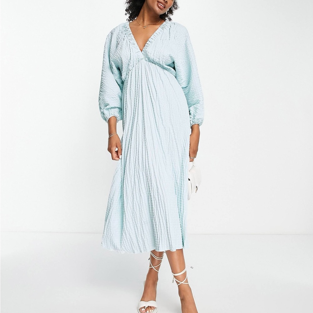 ASOS DESIGN textured plunge maxi dress with batwing sleeve in blue - Picture 4 of 11